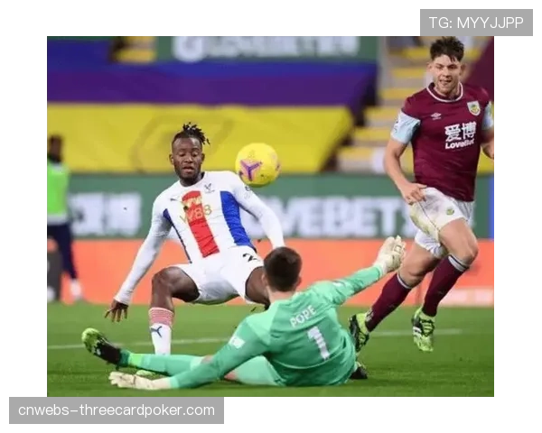 镜头特写：门将波普出击解围后，立即挥手指挥防线前压的瞬间