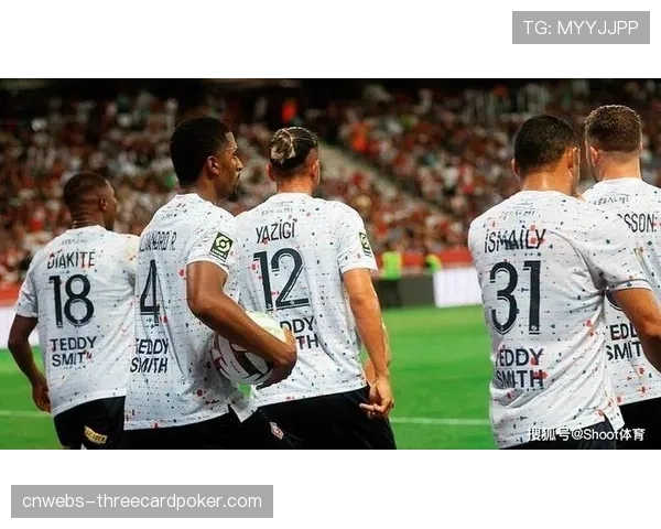 特写：克莱蒙球员在绝杀进球后，集体奔向场边与主帅拥抱