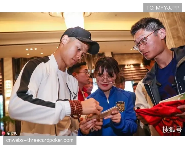 江苏省城市足球联赛热身赛:无锡球迷展示“并肩筑梦”主题Tifo 江苏省城市足球联赛热身赛:无锡球迷展示“并肩筑梦”主题Tifo